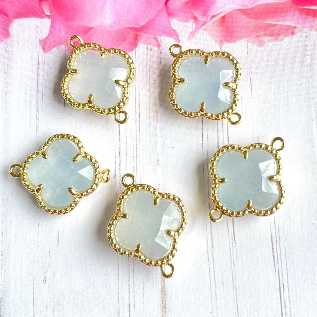 5pcs/Lot Gold Plated Bezel Labradorite Amethyst Rose Quartz White Quartz Tiger Eye Clover Flower Connectors Light Blue Jade Stone Charms Flower Connectors New Charms Arrivals Charms Beads Beyond