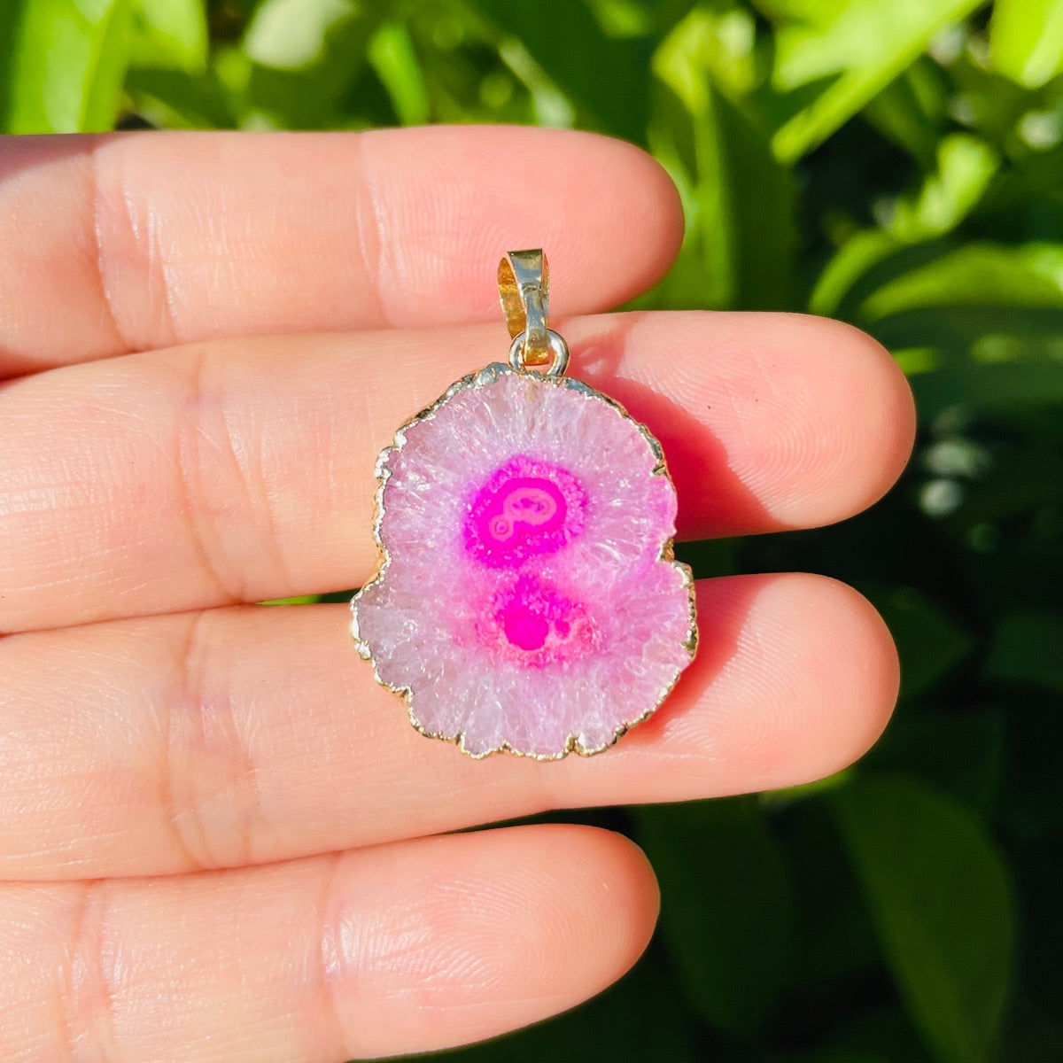 5pcs/lot Small Size 20-25mm Gold Plated Pink White Black Sun Flower Agate Charm Pink on Gold Stone Charms New Charms Arrivals Charms Beads Beyond
