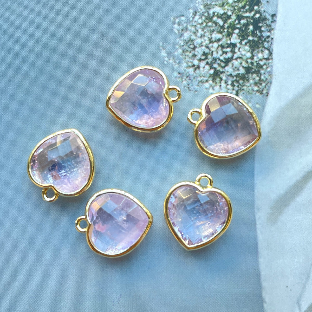 5pcs/Lot Gold Plated Bezel Natural Amethyst Tiger Eye Rose Quartz Faceted Small Size Heart Pendants Light Amethyst Stone Charms New Charms Arrivals Charms Beads Beyond