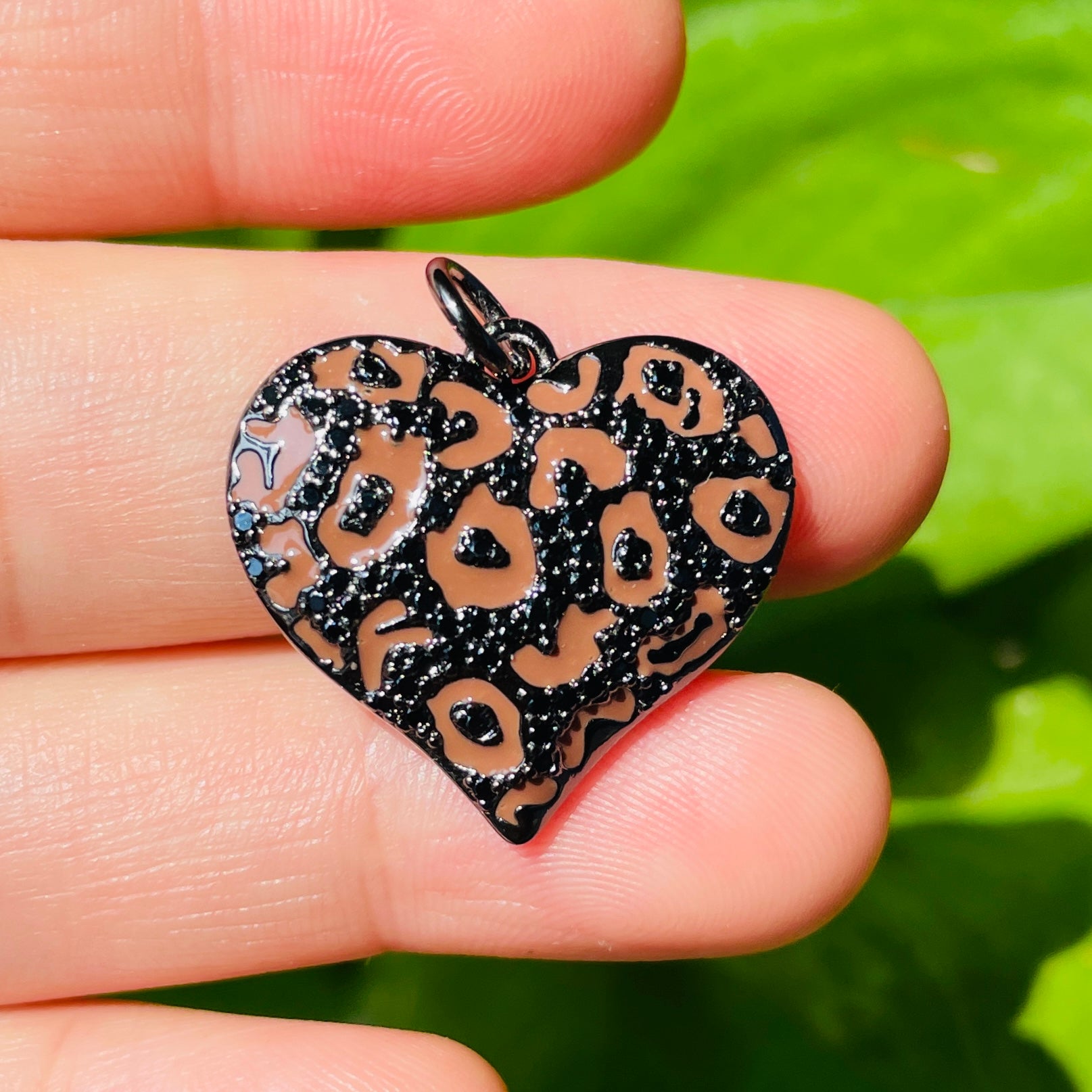 10/lot 24.5*22mm CZ Paved Brown Leopard Print Heart Charm Pendants Black on Black CZ Paved Charms Hearts Leopard Printed New Charms Arrivals Charms Beads Beyond